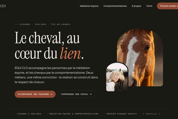Page d'accueil d'EQUI CLO : un cheval et le titre « Le cheval, au cœur du lien »